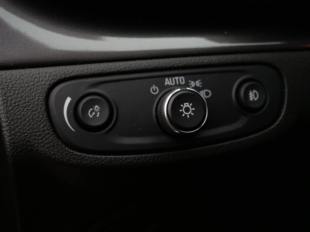 Used 2018 Buick Encore Essence AWD/4WD image 16