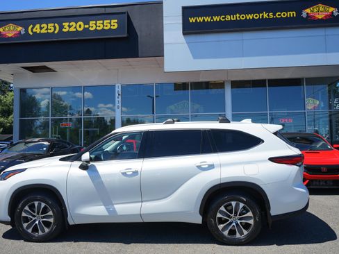Used 2022 Toyota Highlander XLE AWD/4WD image 2