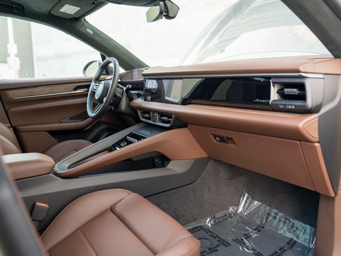Certified 2025 Porsche Macan Turbo Electric AWD/4WD image 25
