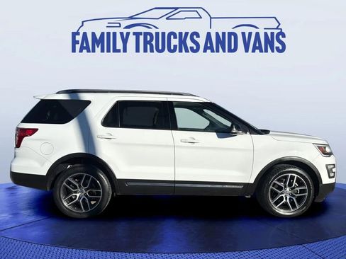 Used 2017 Ford Explorer XLT w/ Equipment Group 202A image 6