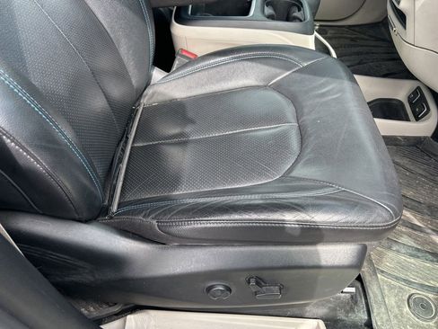Used 2021 Chrysler Pacifica Touring-L w/ Premium & Safety Sphere Group FWD image 39