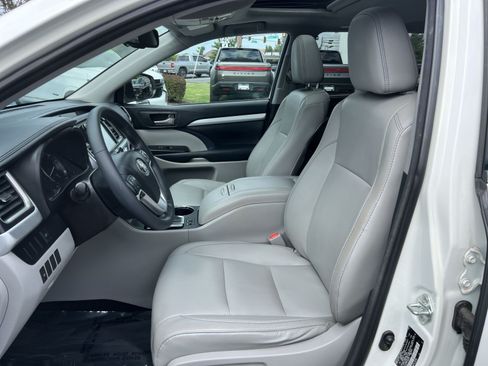 Used 2015 Toyota Highlander XLE AWD/4WD image 13