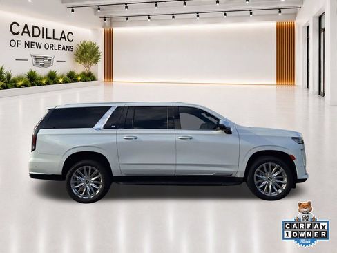 Used 2022 Cadillac Escalade ESV Premium Luxury AWD/4WD image 2