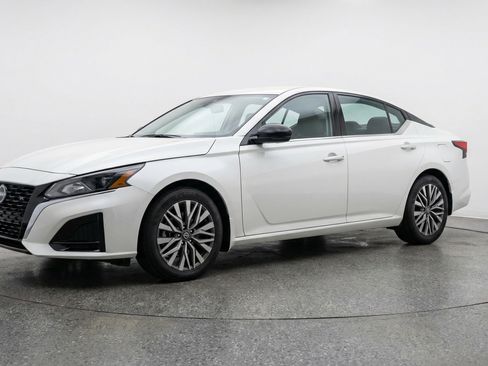 Used 2025 Nissan Altima 2.5 SV image 3