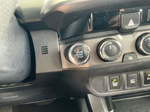 Used 2017 Toyota Tacoma TRD Off-Road image 30