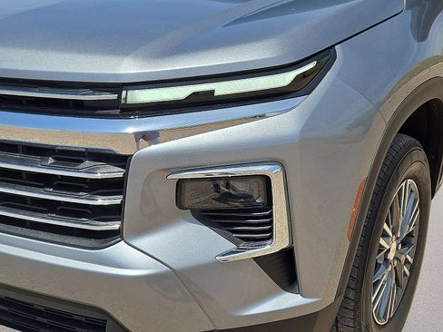 Used 2025 Chevrolet Traverse LT FWD image 9