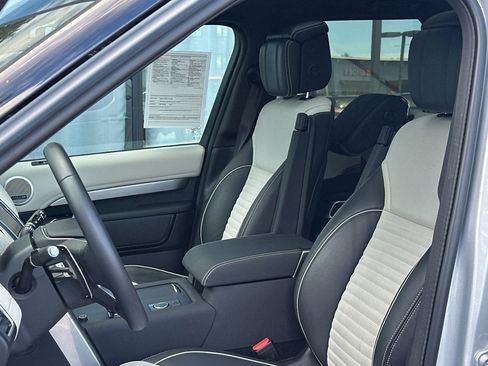 Used 2024 Land Rover Discovery Dynamic SE image 6