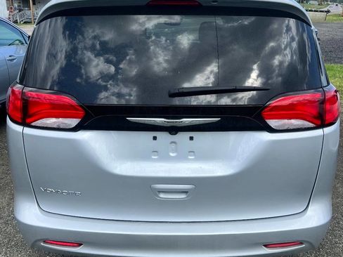 Used 2023 Chrysler Voyager LX image 6