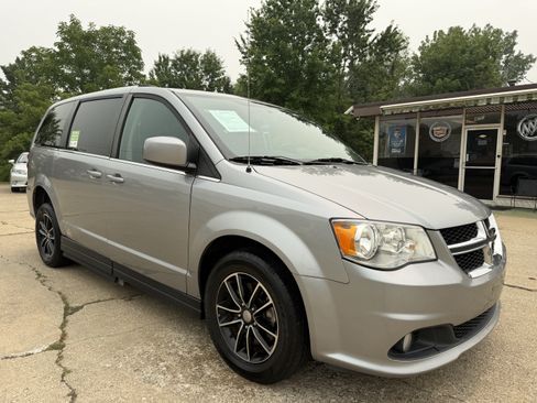 Used 2018 Dodge Grand Caravan SXT FWD image 3