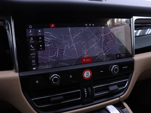 Used 2025 Porsche Macan image 12