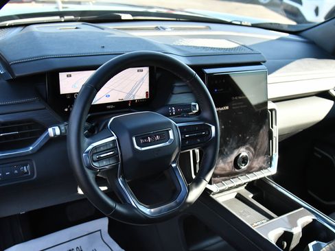 Used 2025 GMC Acadia Elevation image 17