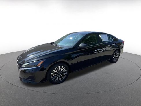Used 2025 Nissan Altima 2.5 SV FWD image 6