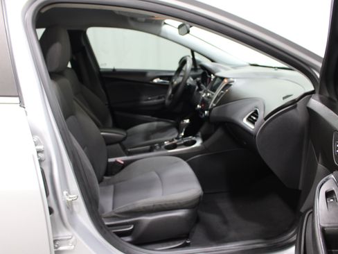 Used 2019 Chevrolet Cruze LT w/ Convenience Package FWD image 25