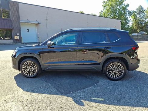 Certified 2025 Volkswagen Taos SE image 6