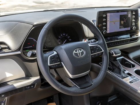 Used 2022 Toyota Sienna XLE w/ XLE Plus Package FWD image 31