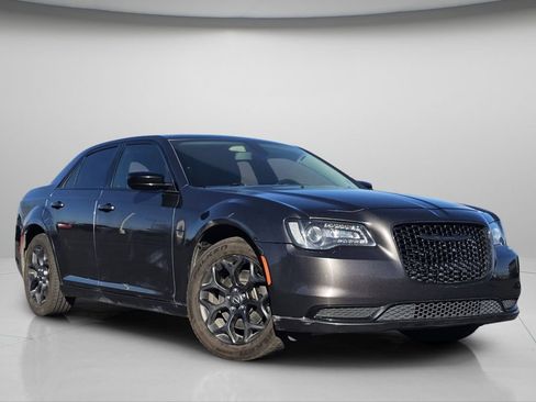 Used 2020 Chrysler 300 Touring w/ Sport Appearance Package AWD/4WD image 2