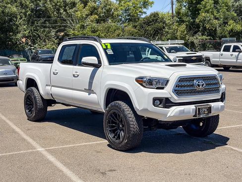 Used 2017 Toyota Tacoma TRD Sport AWD/4WD image 5