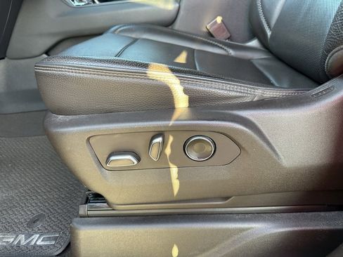 Used 2021 GMC Yukon Denali w/ Denali Premium Package image 12