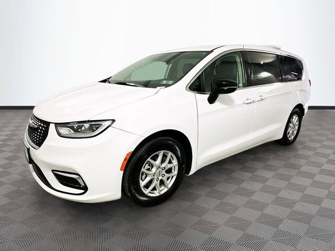 Certified 2024 Chrysler Pacifica Touring-L FWD image 3
