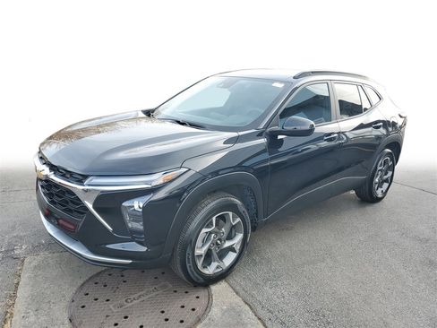 Used 2025 Chevrolet Trax LT image 3