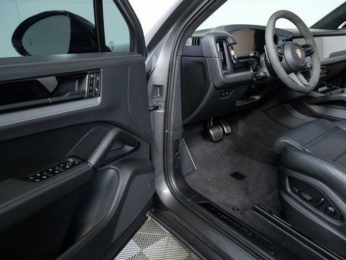 Certified 2025 Porsche Cayenne GTS image 8