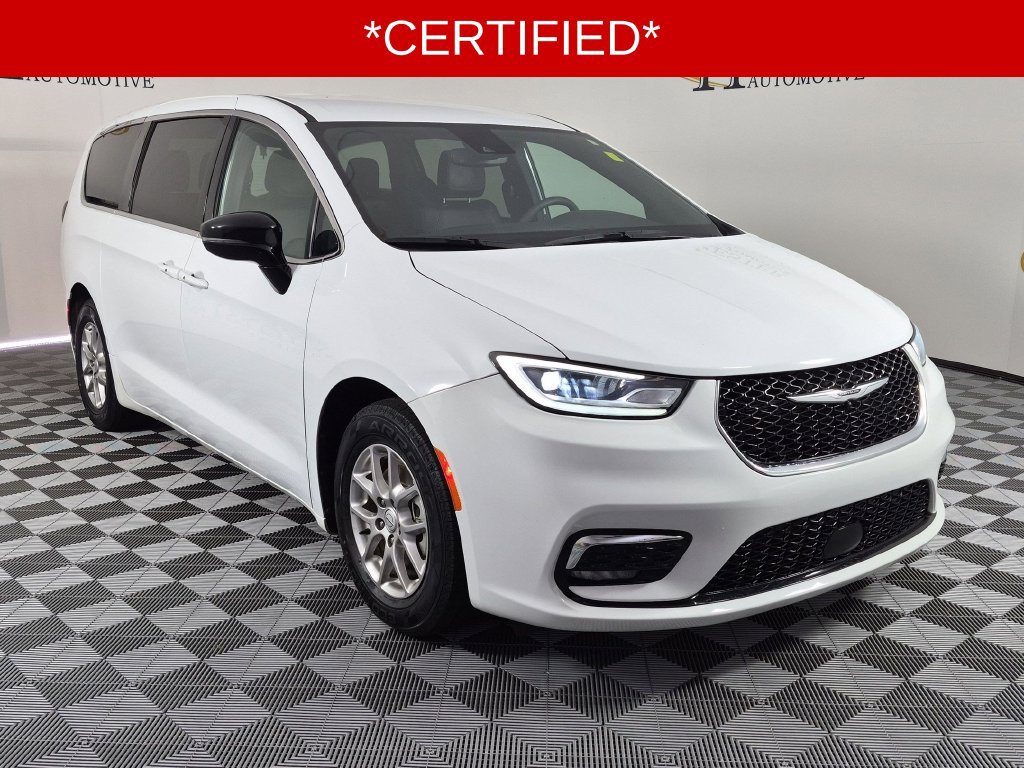 Used 2025 Chrysler Pacifica Select FWD image 2