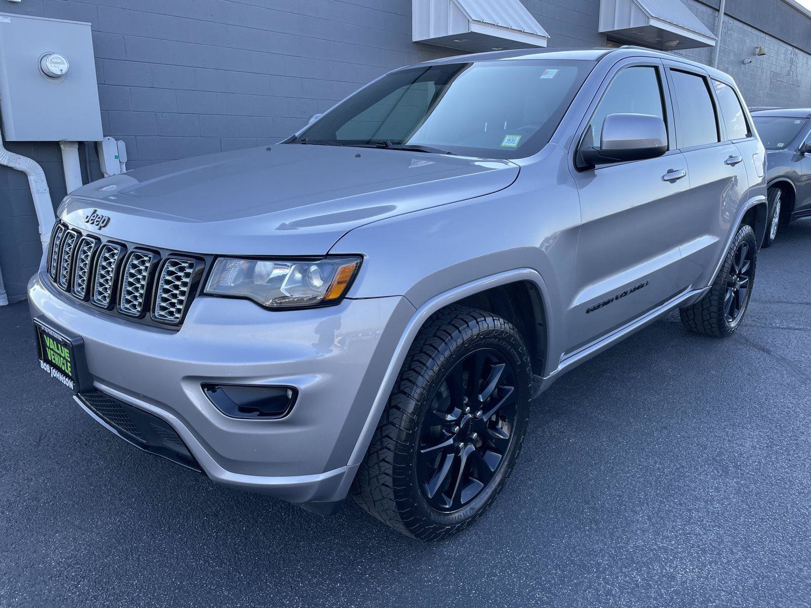 Used 2018 Jeep Grand Cherokee Altitude AWD/4WD image 4