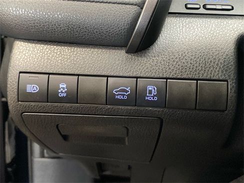 Used 2020 Toyota Camry LE image 21