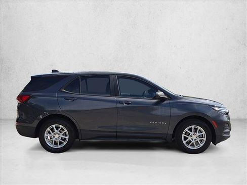 Used 2022 Chevrolet Equinox LS FWD image 4