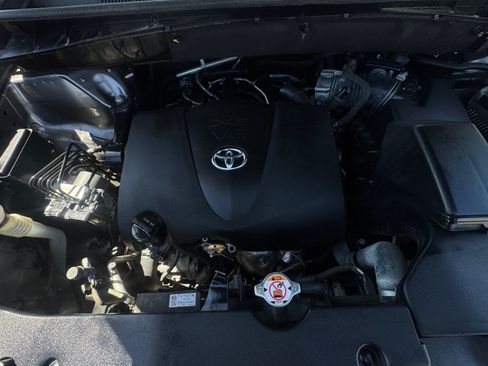 Used 2019 Toyota Highlander SE w/ Carpet Mat Package (TMS) FWD image 21