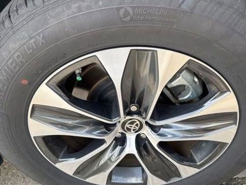 Used 2025 Toyota Highlander XLE image 16