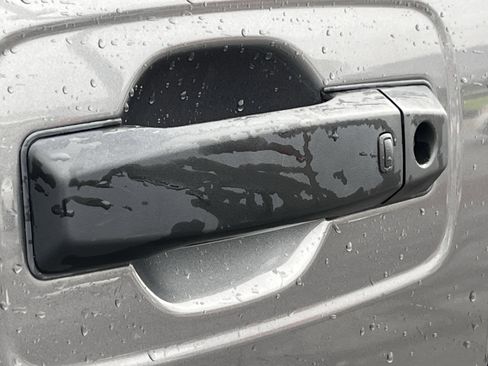 Used 2024 Nissan Titan SV w/ SV Convenience Package image 12