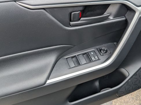 Used 2019 Toyota RAV4 LE w/ Carpet Mat Package AWD/4WD image 15