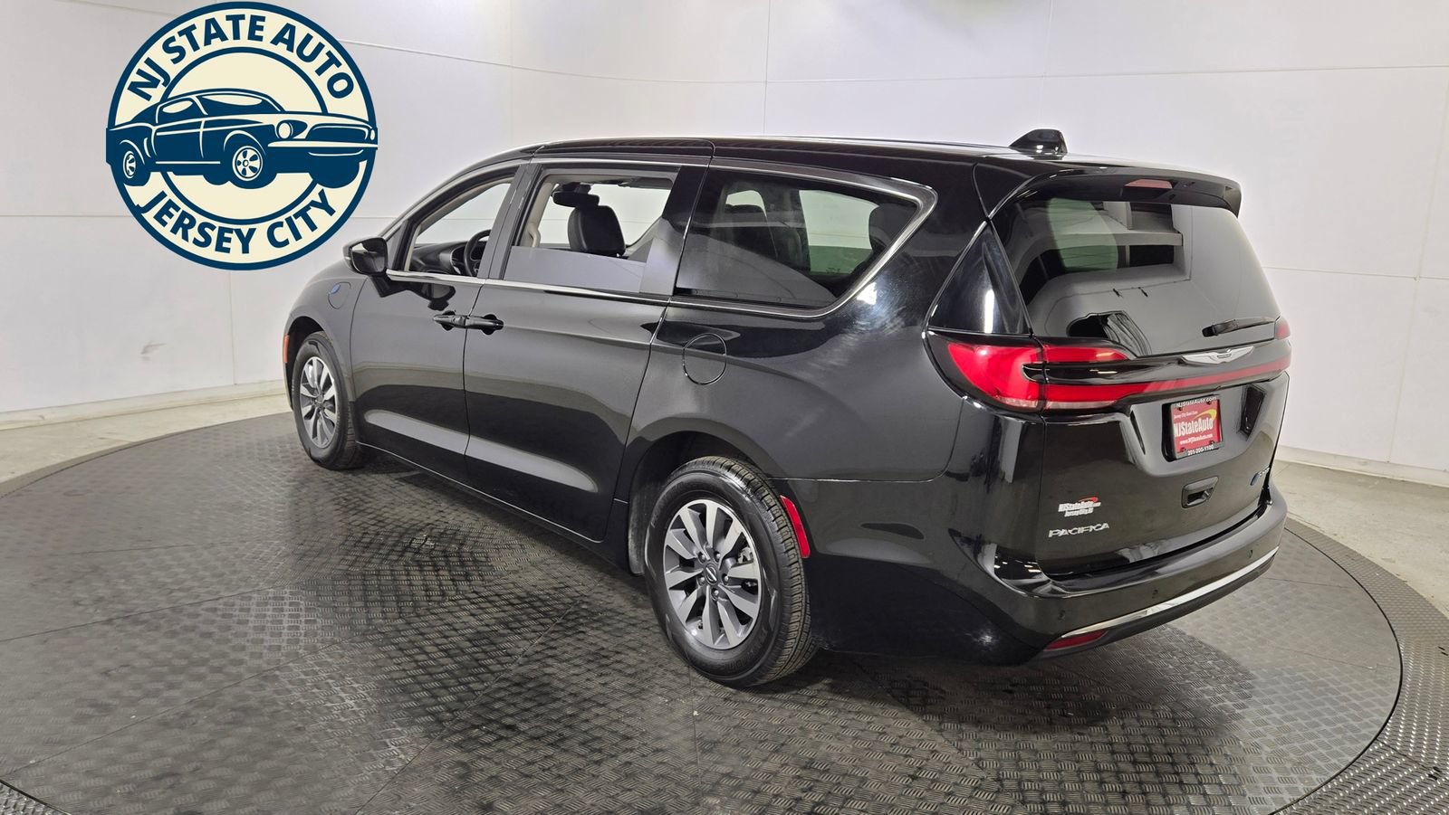 Used 2024 Chrysler Pacifica Limited FWD image 3