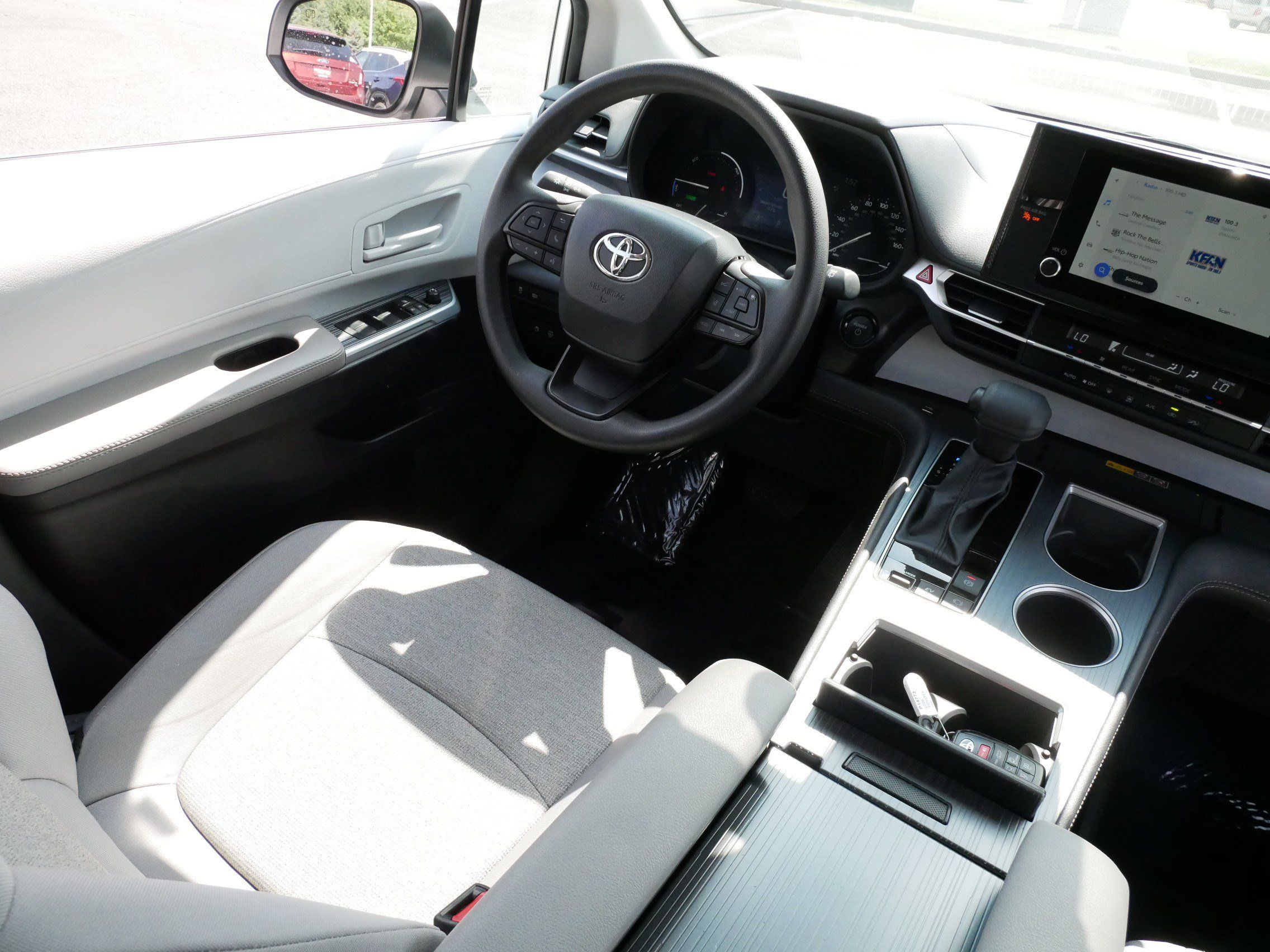 Certified 2026 Toyota Sienna LE FWD image 9