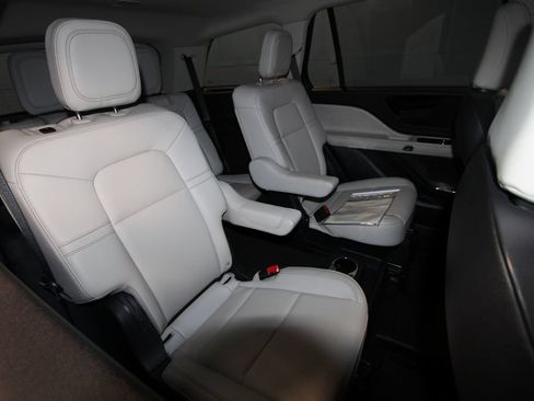 Used 2026 Lincoln Aviator AWD image 25