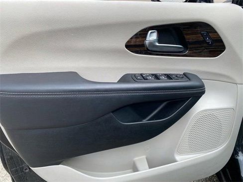 Used 2023 Chrysler Pacifica Limited image 11