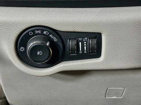 Used 2024 Chrysler Pacifica Touring-L FWD image 17