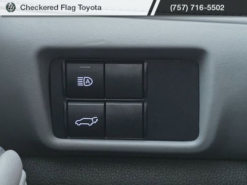 Used 2021 Toyota Highlander XLE image 11