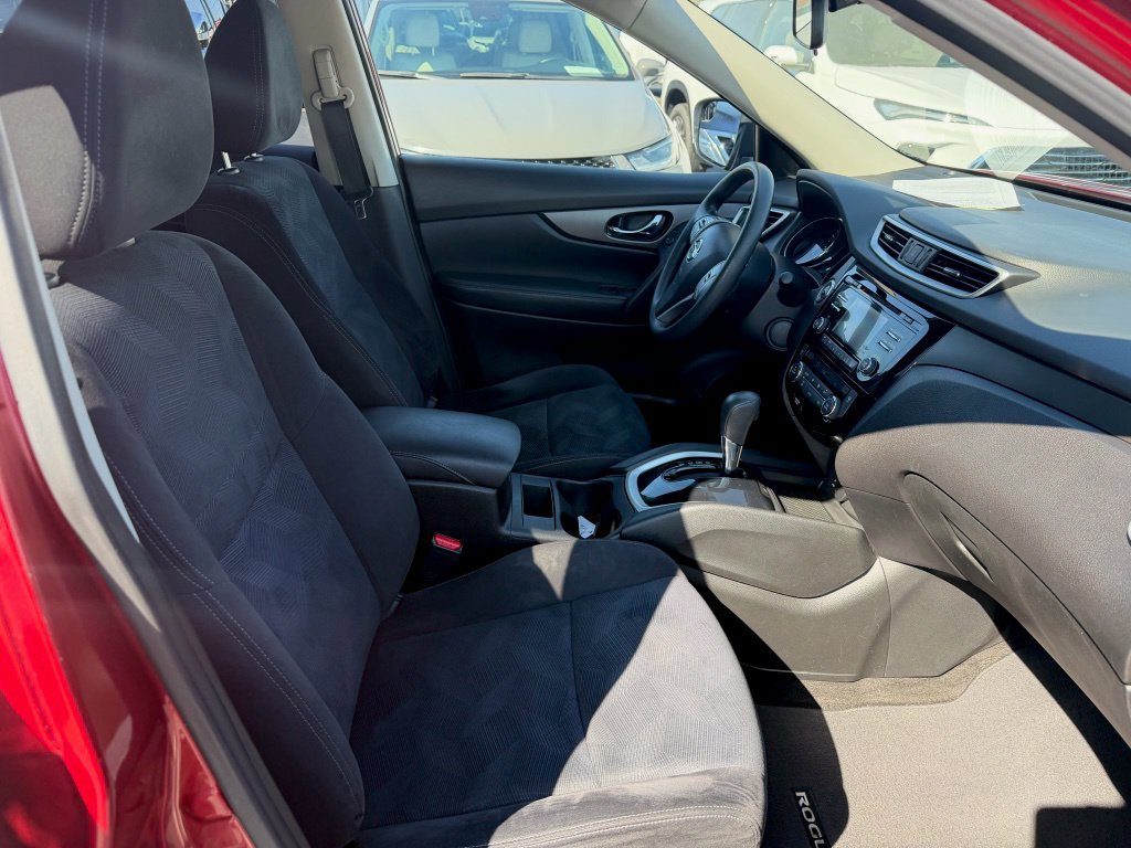 Used 2016 Nissan Rogue SV FWD image 16