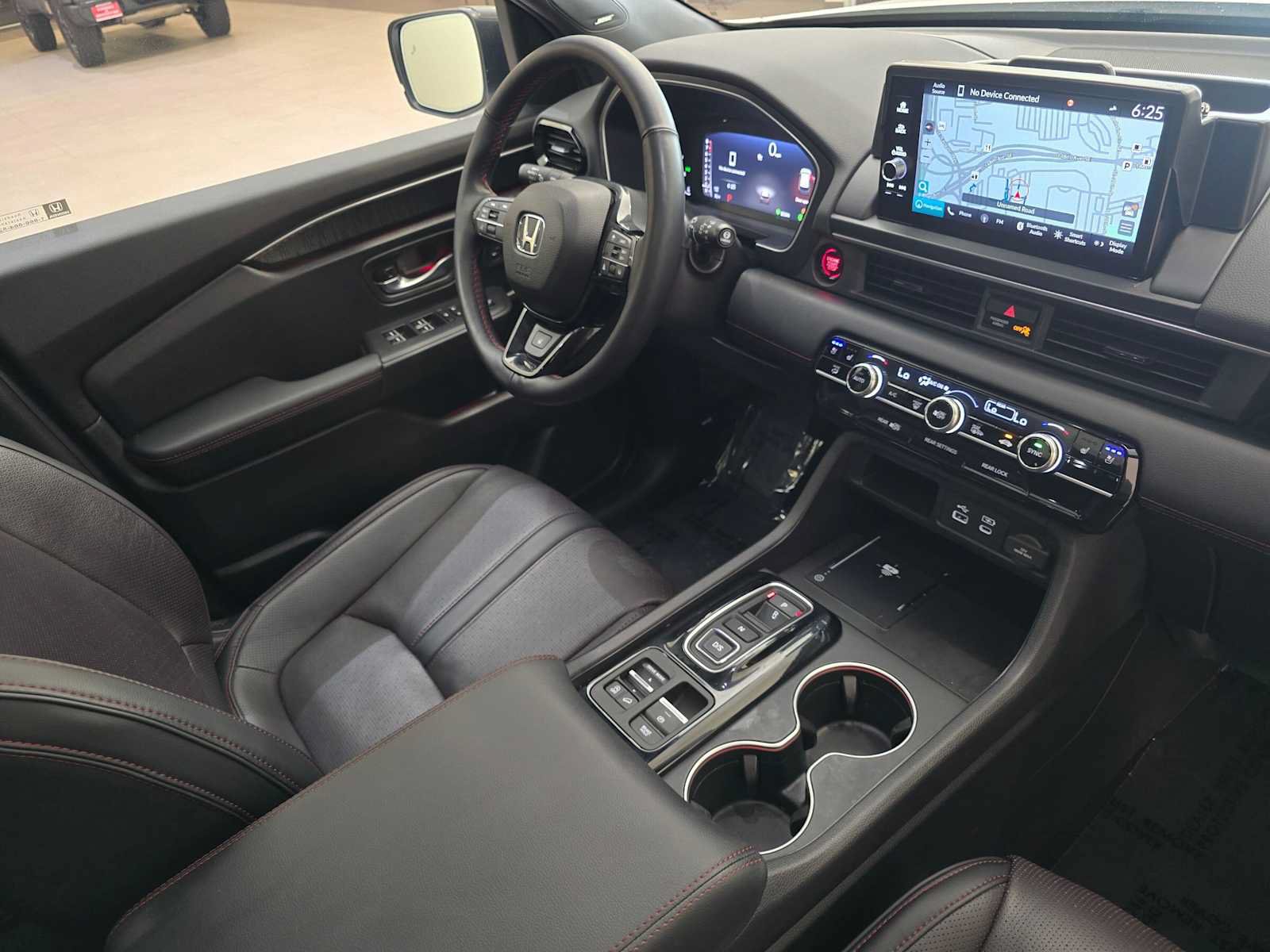 Used 2025 Honda Pilot Black Edition image 32