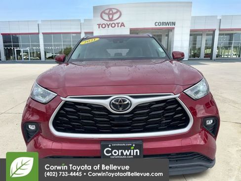 Used 2021 Toyota Highlander XLE AWD/4WD image 8