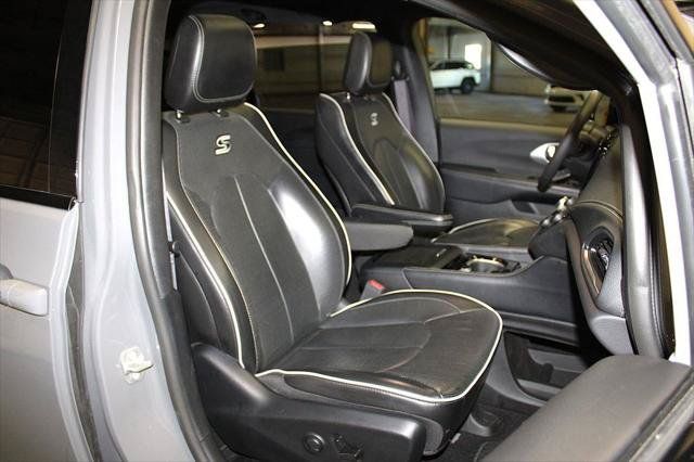 Certified 2025 Chrysler Pacifica Limited FWD image 34