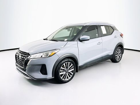 Used 2024 Nissan Kicks SV image 3