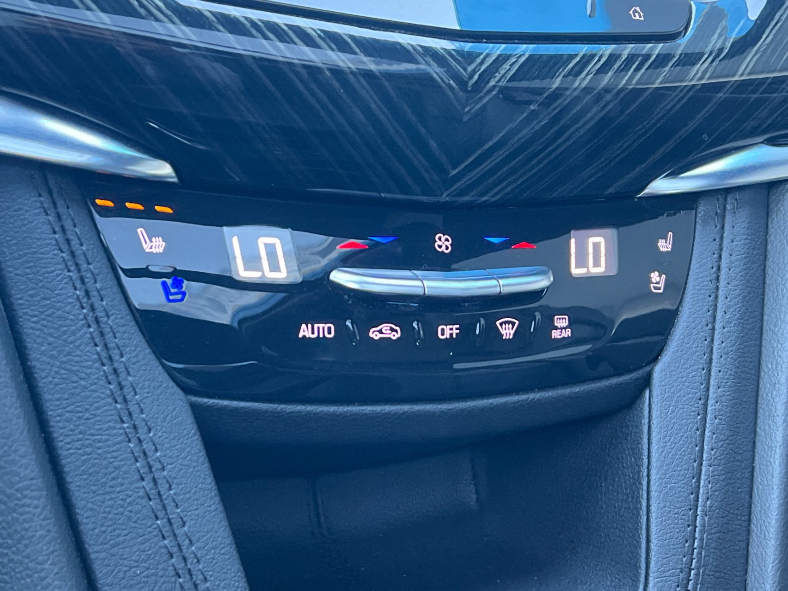 Certified 2025 Cadillac XT6 Premium Luxury FWD image 21