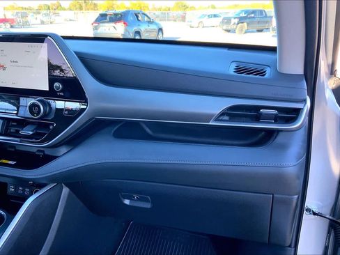 Certified 2025 Toyota Highlander XLE image 17