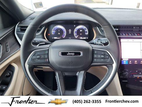 New 2025 Jeep Grand Cherokee Limited w/ Luxury Tech Group II image 16