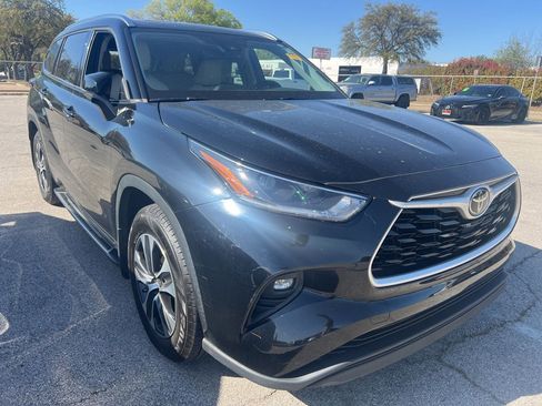 Used 2021 Toyota Highlander XLE image 3