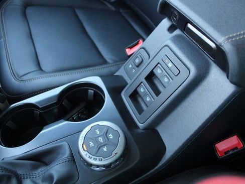 Used 2025 Ford Bronco Badlands image 33