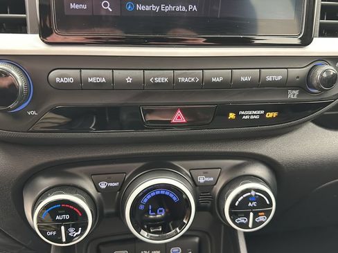 Used 2025 Hyundai Venue Limited FWD image 19